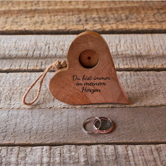 Corazón conmemorativo de madera con medallón