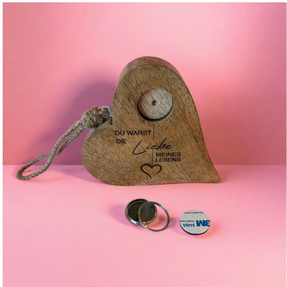 Corazón conmemorativo de madera con medallón