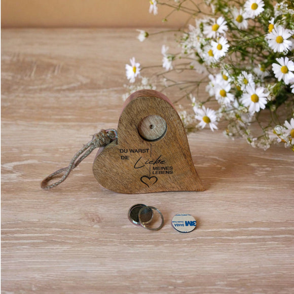 Corazón conmemorativo de madera con medallón