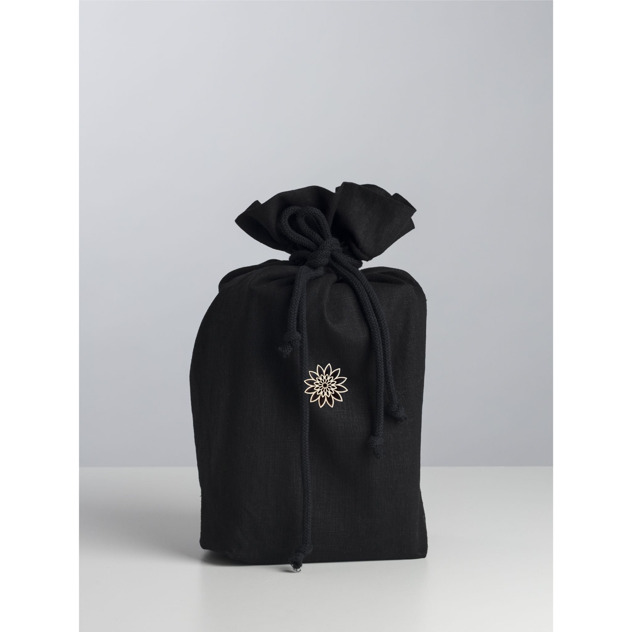 Paper urn with linen bag Black with jewelry