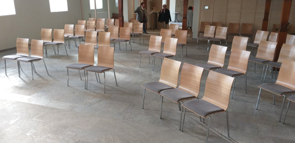 Sedia impilabile Lavabis in legno imbottito con bracciolo