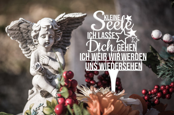 Tassello della tomba "Piccola anima ti lascio andare so che ci incontreremo di nuovo".