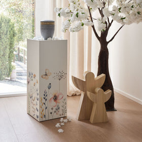 Urnensäule mit floralem Motiv