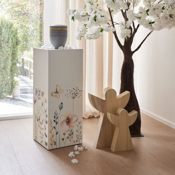 Urnensäule mit floralem Motiv