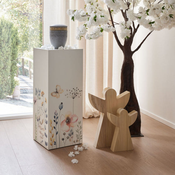 Urnensäule mit floralem Motiv