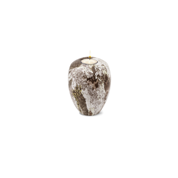 Urna de arcilla orgánica de abedul con memoria de fuego y tierra