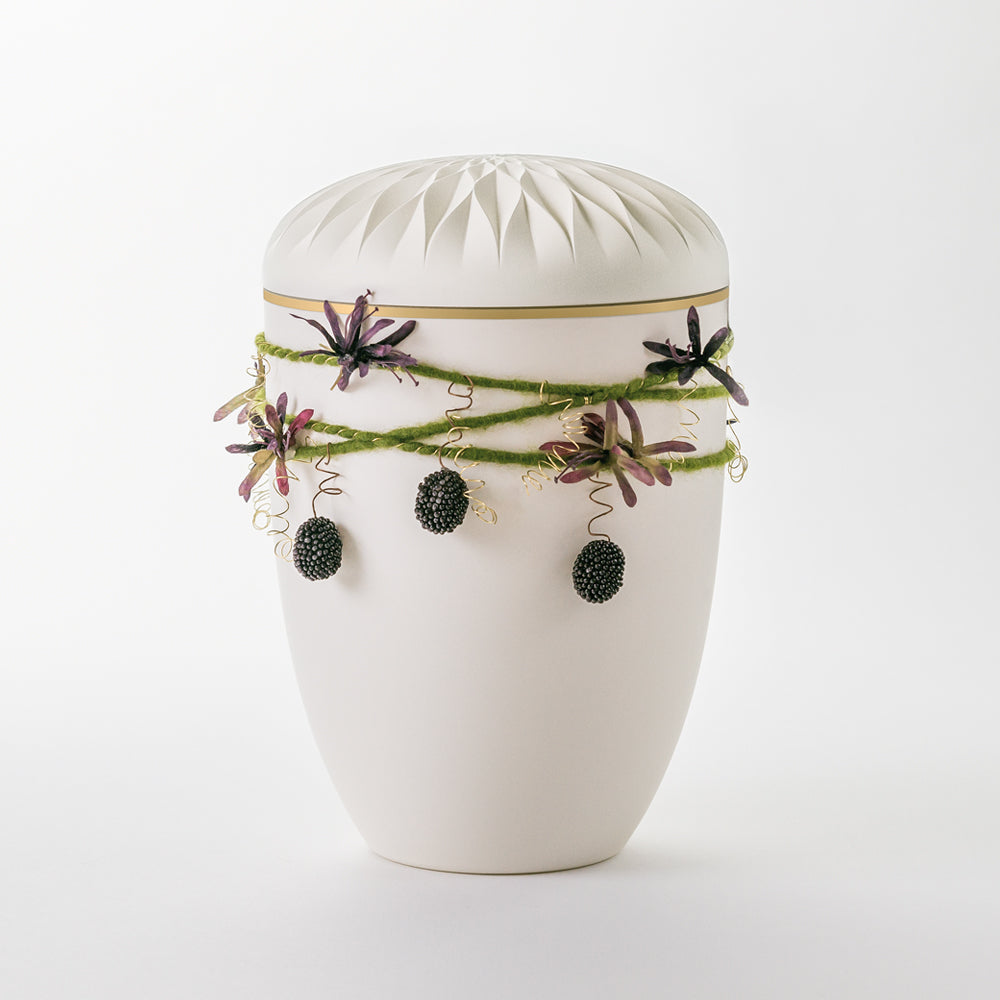 Kaufen auf-urne-dahlie-cremeweiss Samosa Urne Wickelschmuck grün mit Beeren Reliefurne
