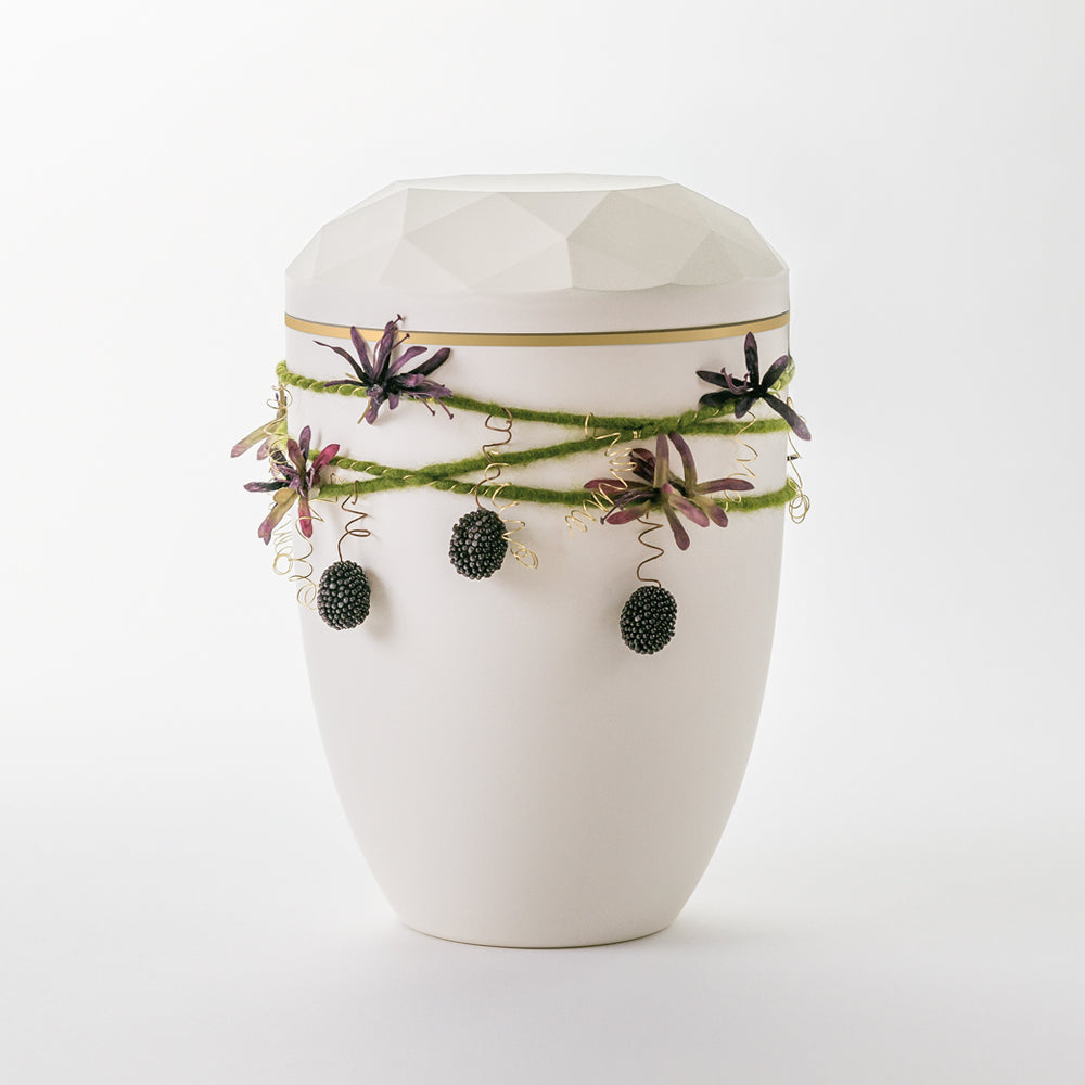 Kaufen auf-urne-diamant-cremeweiss Samosa Urne Wickelschmuck grün mit Beeren Reliefurne