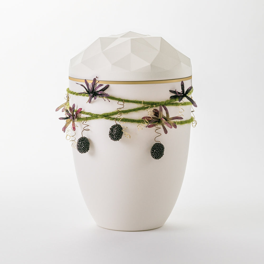 Kaufen auf-urne-kristall-cremeweiss Samosa Urne Wickelschmuck grün mit Beeren Reliefurne