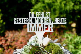 Tappo per tomba "Manca sempre ieri domani oggi".