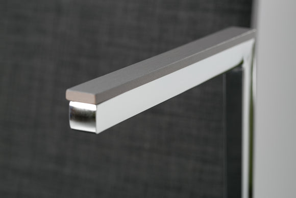 Sedia impilabile Lavabis in legno imbottito con bracciolo