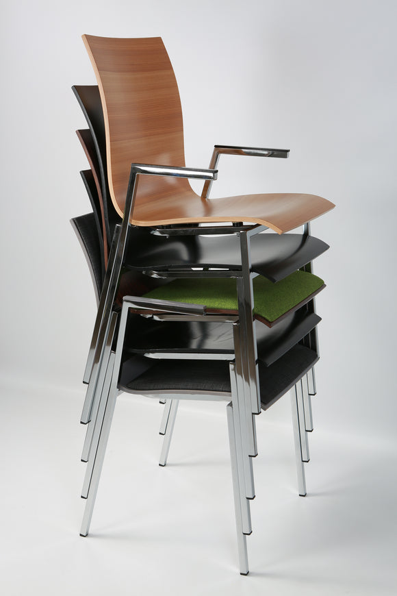 Sedia impilabile Lavabis in legno imbottito con bracciolo