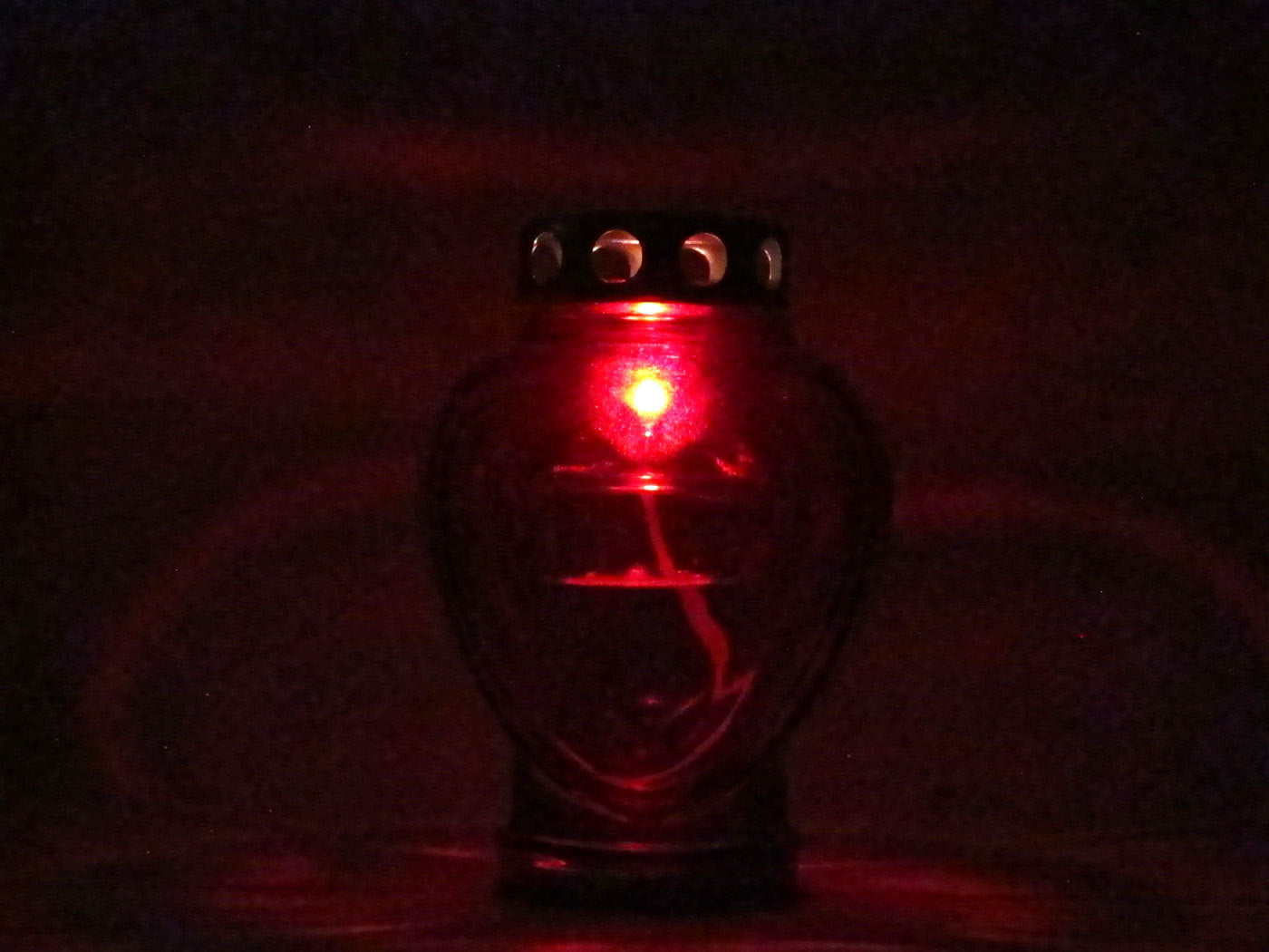 Grablicht Herz, Glas, rot, 11,5 cm x 8,5 cm, 17,5 cm H, mit Golddeckel